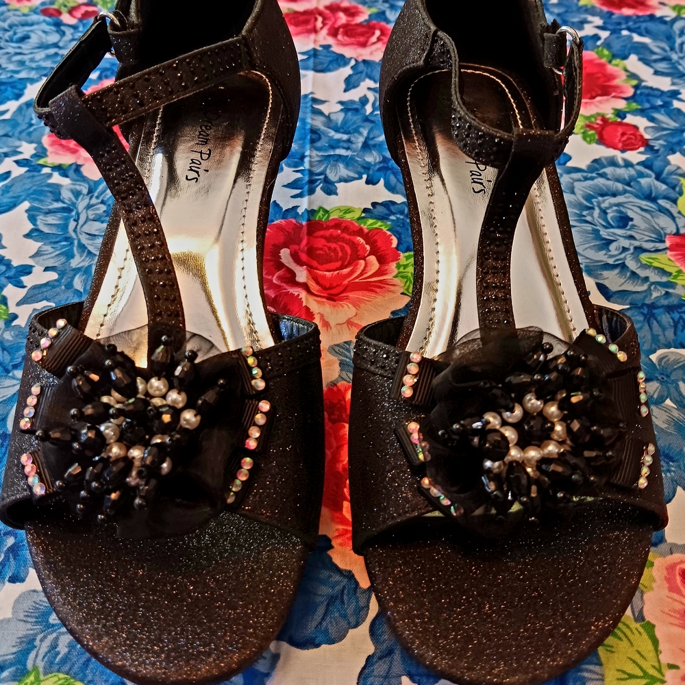 Elegant Black Dress Shoes with Embellishments